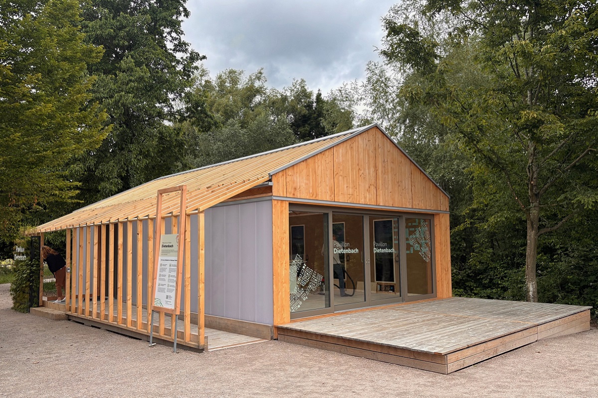 Holzgebäude mit Glasfront