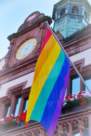 Regenbogenflagge am Rathaus