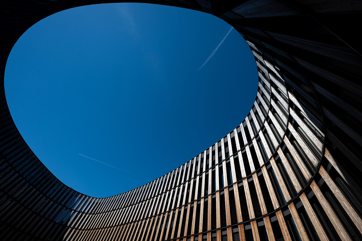 Blick vom Innenhof des Rathauses im Stühlinger in den blauen Himmel
