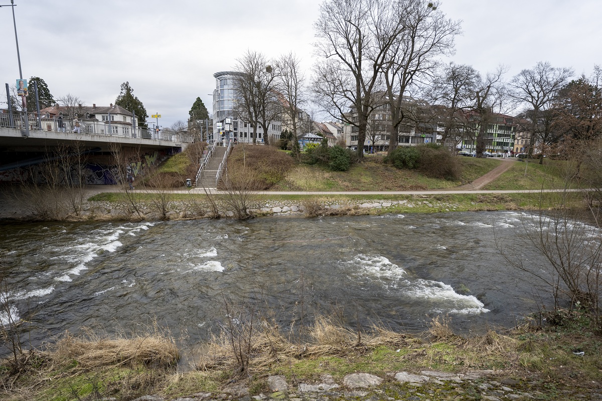 Blick auf die Dreisam, links die Kronenbrücke