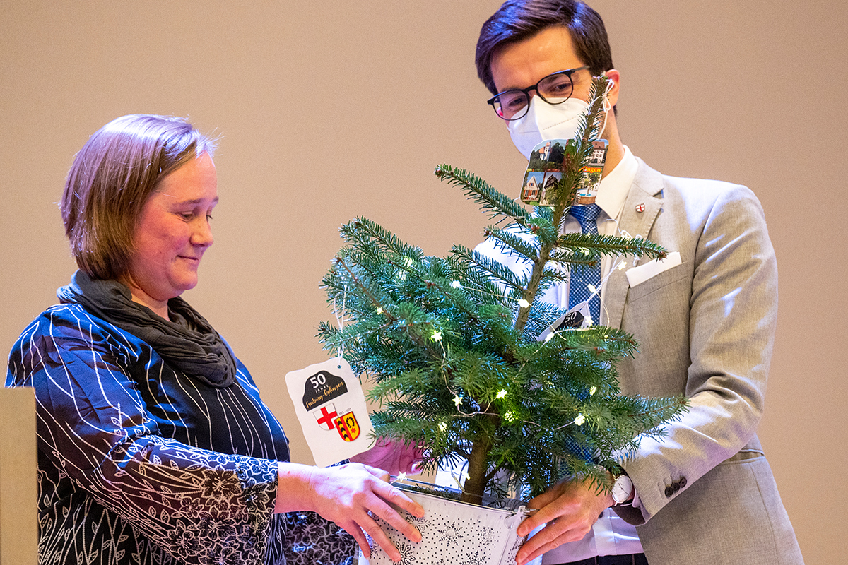 Opfingens Ortsvorsteherin Silvia Schumacher übergibt einen kleinen Weihnachtsbaum an Oberbürgermeister Martin Horn 