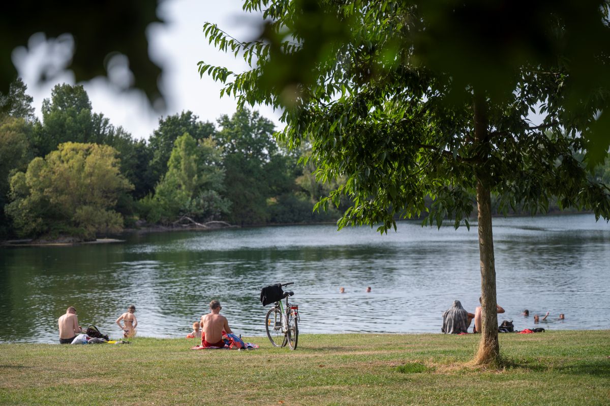 Menschen sitzen vor dem Dietenbachsee