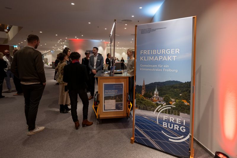 Aufsteller mit Aufschrift "Freiburger Klimapakt"