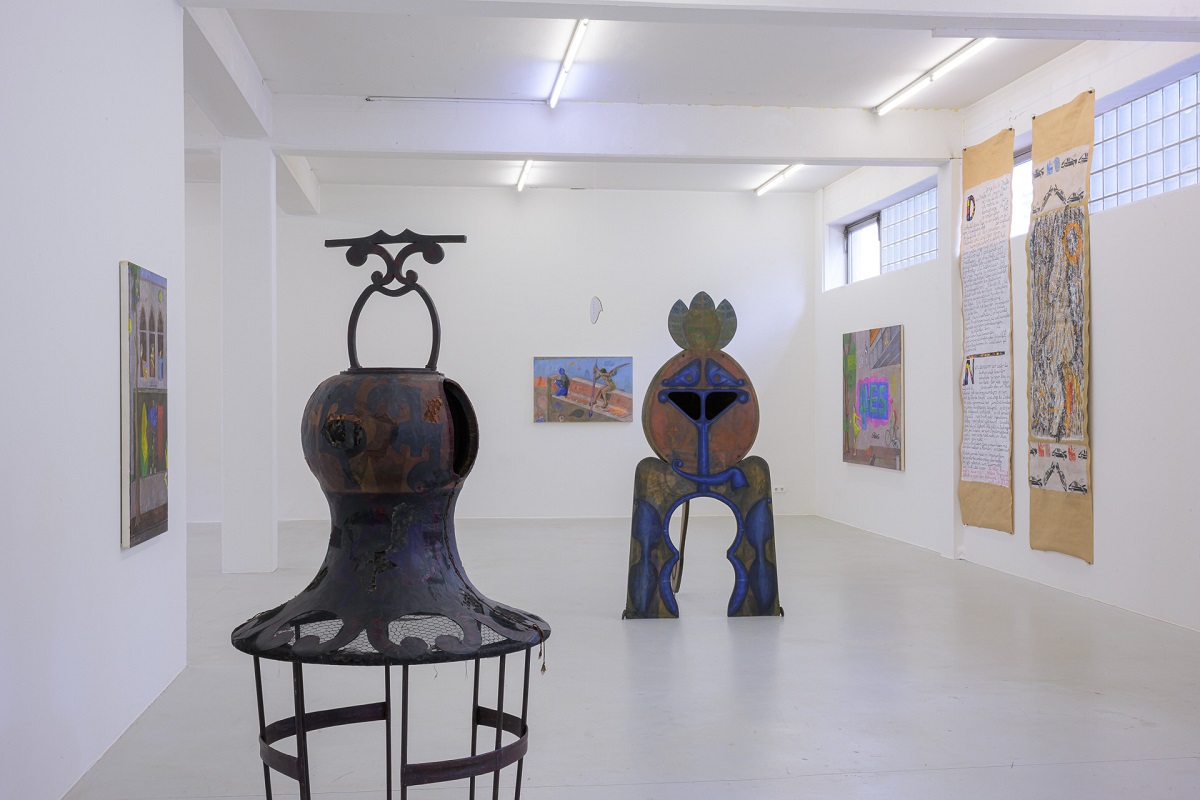 Ausstellungsansicht mit anziehbaren Skulpturen, Eitempera-Malerei und  bemalten Papierbahnen