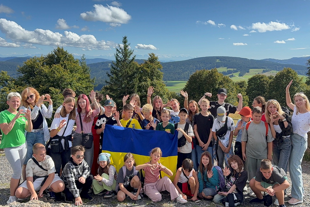 Kindergruppe im Schwarzwald mit Ukraineflagge