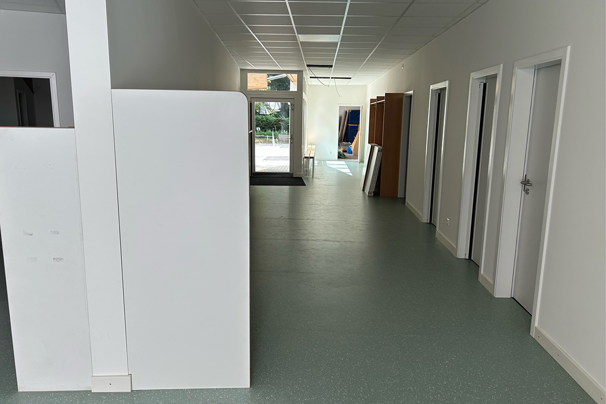 Dasselbe Gebäude aus derselben Perspektive nach dem Neubau. Decke, Wände, Boden und Türen stehen, die Einrichtung fehlt noch.