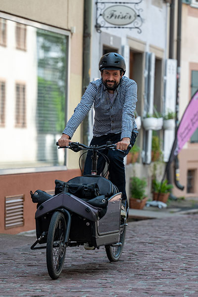 Nachhaltigkeitsmanager Sebastian Backhaus auf dem Fahrrad