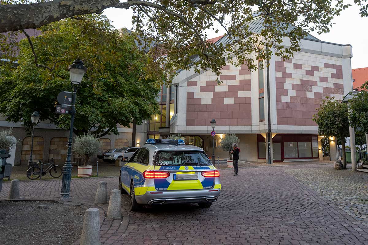 Blick auf die Freiburger Synagoge, davor ein Polizeiwagen