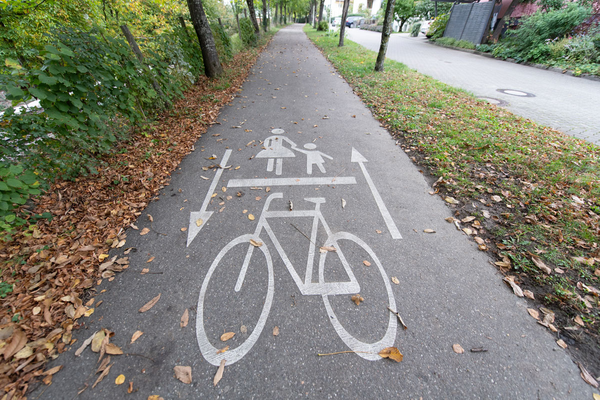 Geteilter Rad- und Fußweg mit Markierung auf dem Weg