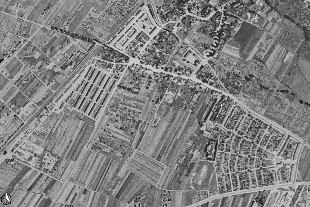 Historisches Luftbild von Haslach (1951) Schwarz-Weiß-Luftbild von Haslach aus dem Jahr 1951. Zwischen Straßen und Wohngebieten erstrecken sich zahlreiche langgestreckte Felder und Gartenparzellen. Der Stadtteil ist nur teilweise bebaut, wird dominiert von freien, unbebauten Flächen.