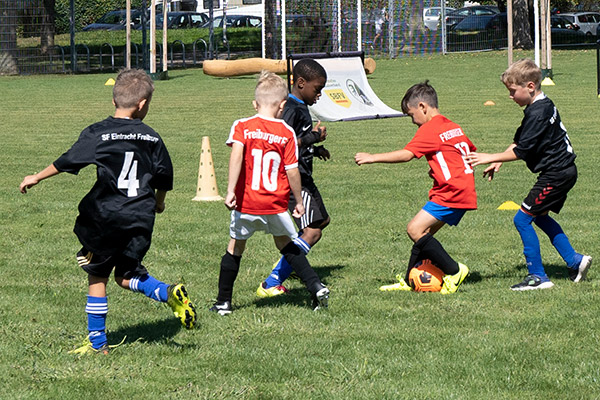 Fußballspielende Kinder
