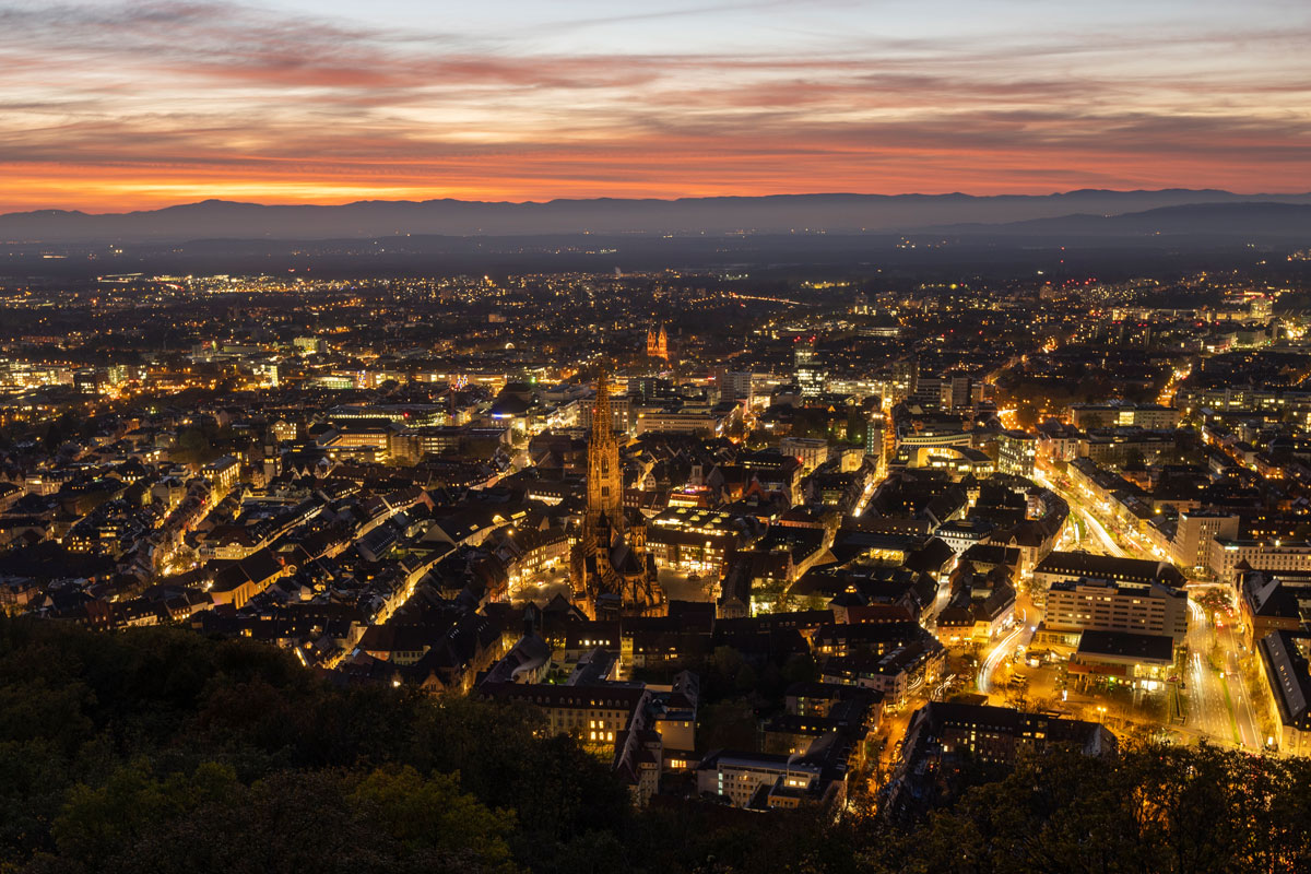 Blick vom Schlossberg auf Freiburg bei Nacht