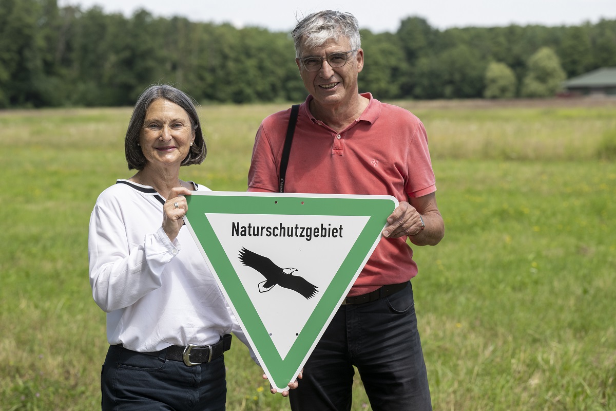 Das Hinweisschild zum neuen Naturschutzgebiet