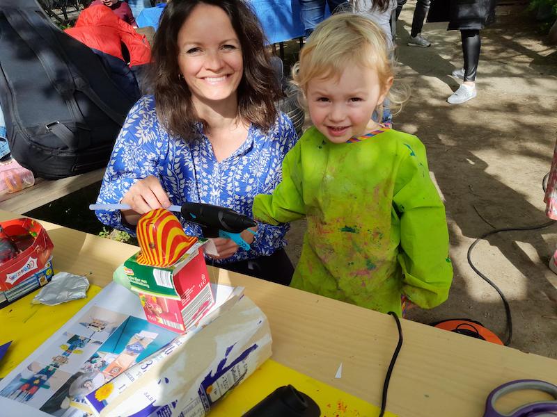 Eine Mama und ihr Kind basteln gemeinsam.