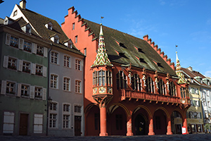 Historisches Kaufhaus, Außenaufnahme bei Sonnenschein