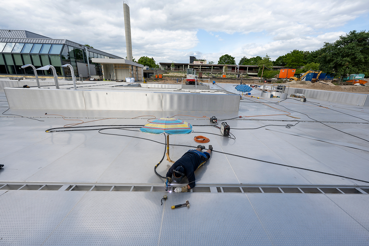 Schweißarbeiten am Boden des Außenbeckens im Westbad.