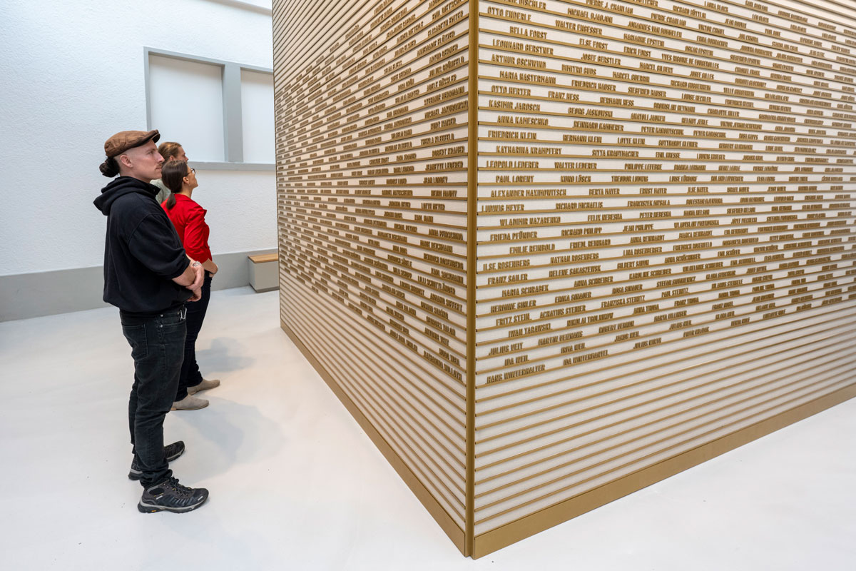 Raums mit einem begehbaren Würfel, an dessen vier Wänden die bislang bekannten Namen der Menschen stehen, die zwischen 1933 und 1945 ermordet wurden.