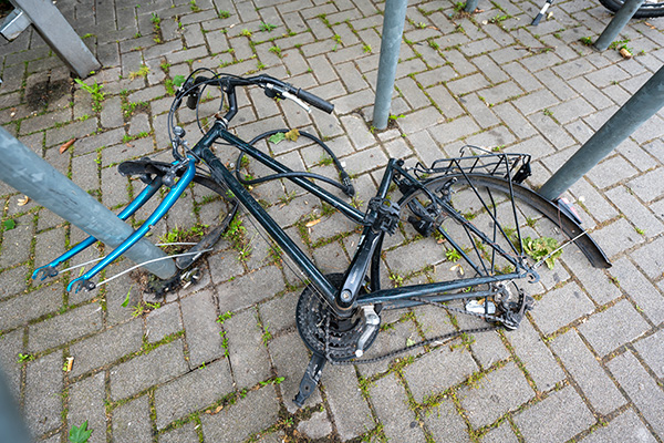 Kaputtes Fahrrad auf Fahrradständer