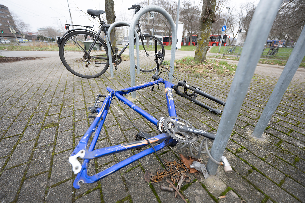 Blauer Fahrradrahmen ohne Räder und Sattel an einem Fahrradbügel