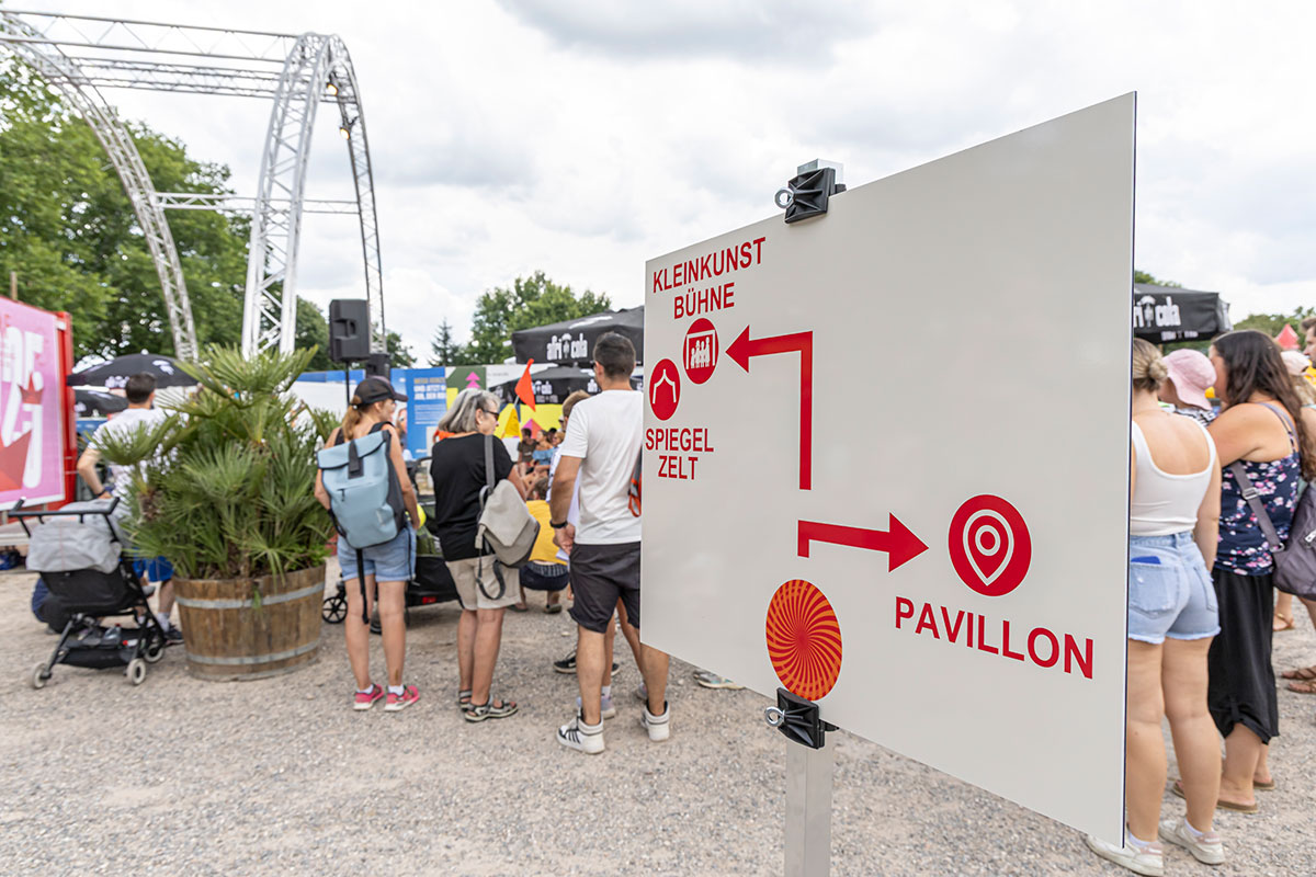 Infos zum neuen Stadtteil gab es in der Walk-in Gallery im Spiegelzelt