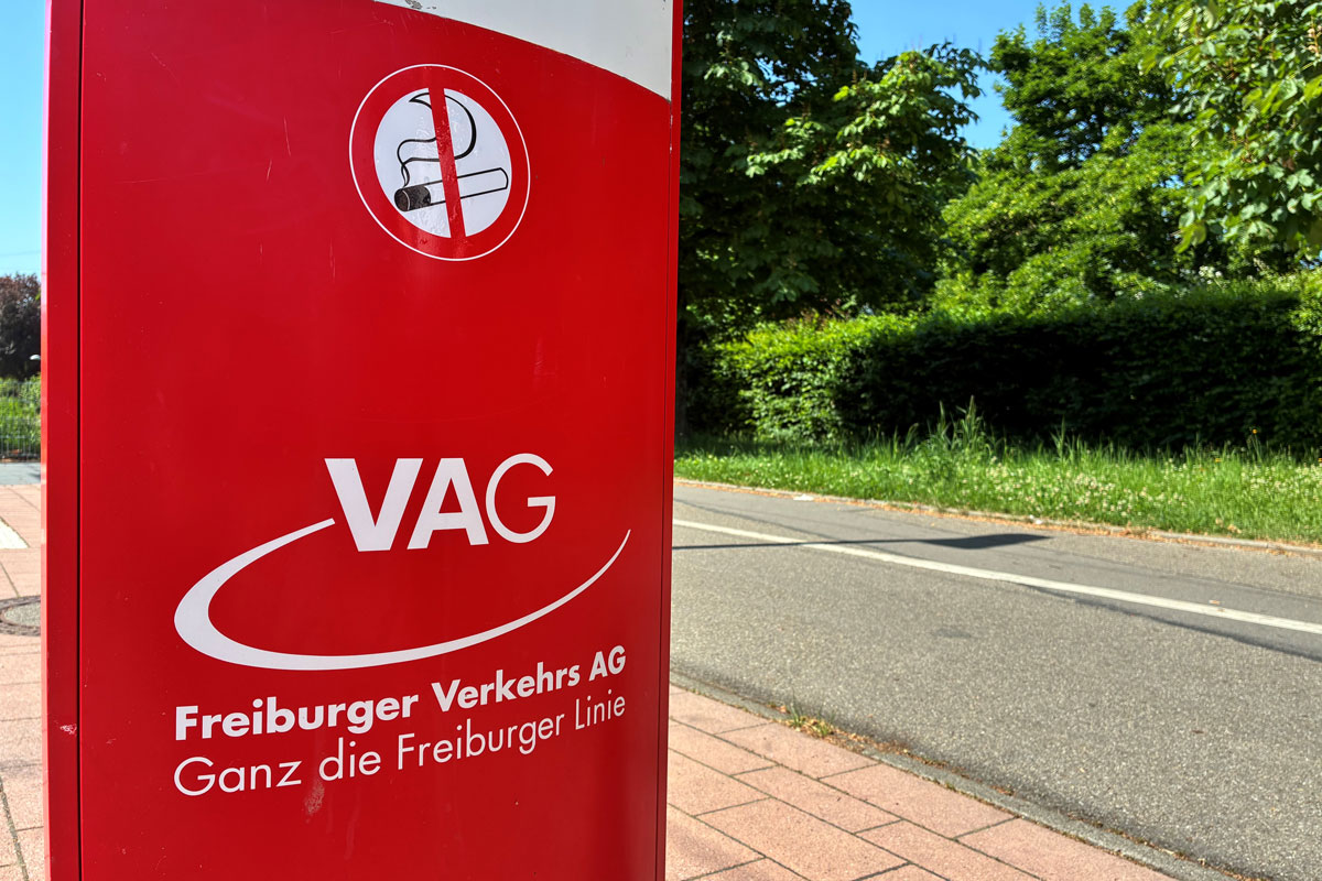 Schild an einer Bushaltestelle. Aufschrift: "VAG. Freiburger Verkehrs AG. Ganz die Freiburger Linie"