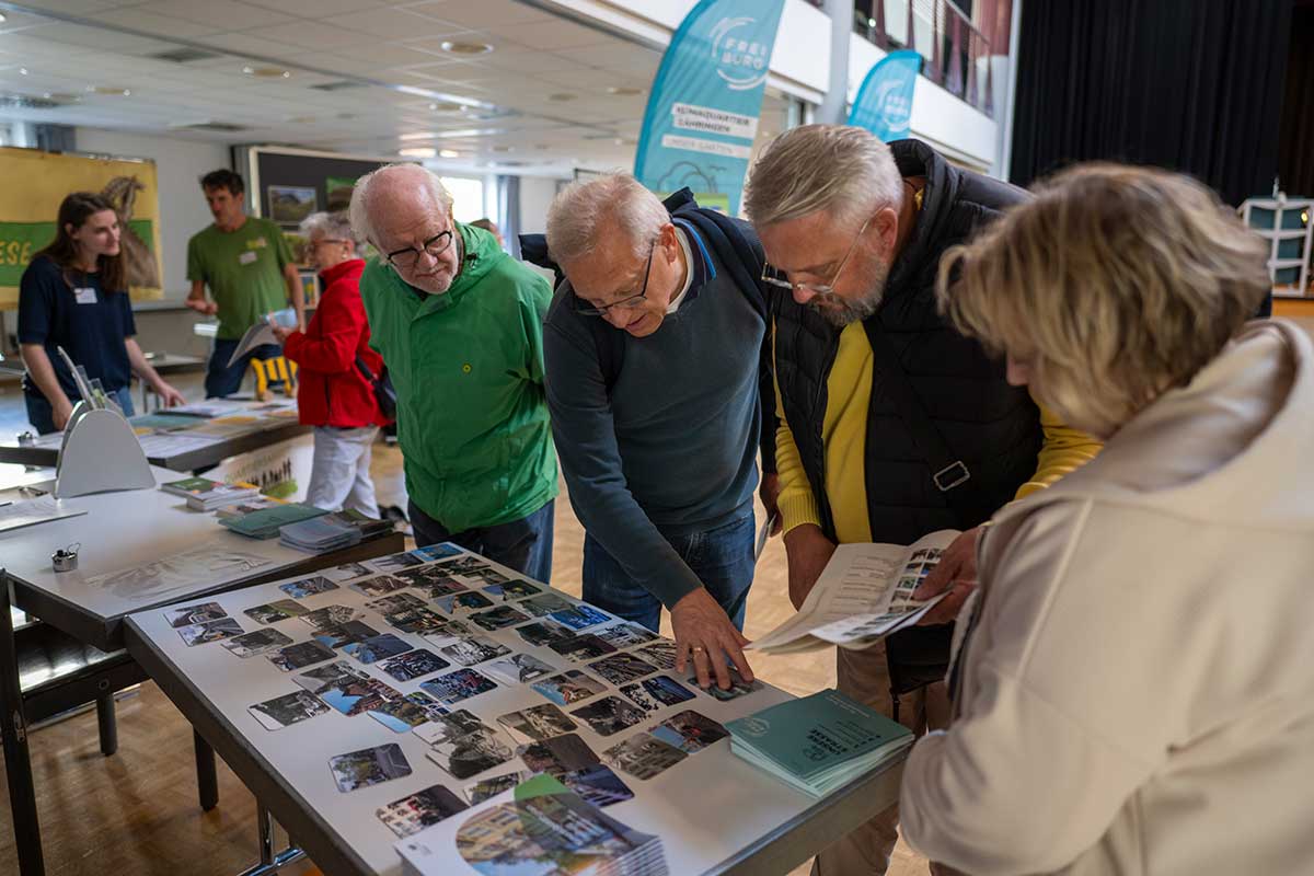 Mehrere Leute schauen gemeinsame Fotos an