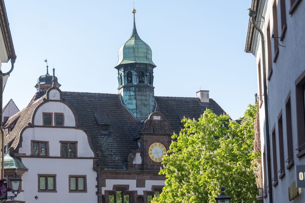 Fassade des Rathaus in der Innenstadt