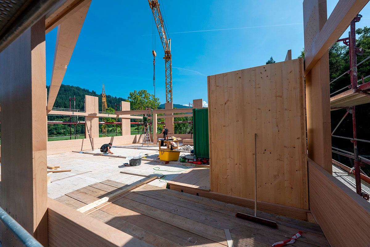 Baustelle eines Gebäudes in Holzbauweise