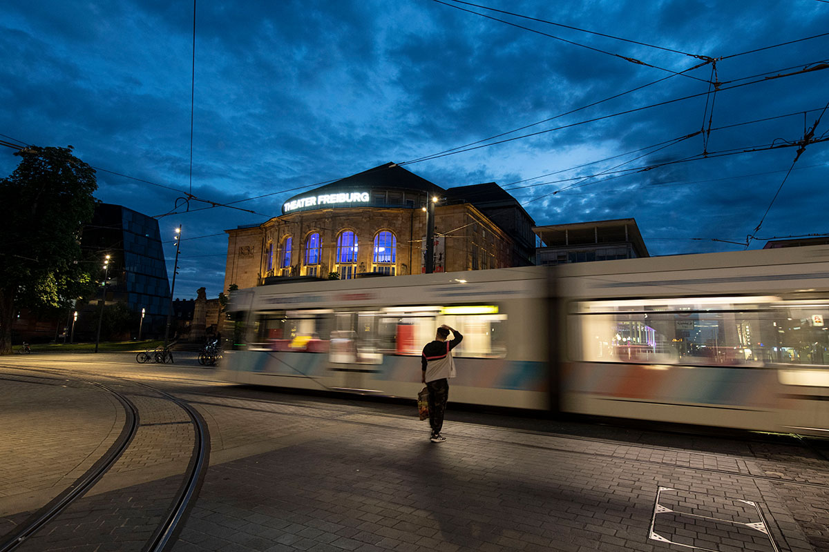 Straßenbahn vor Stadttheater