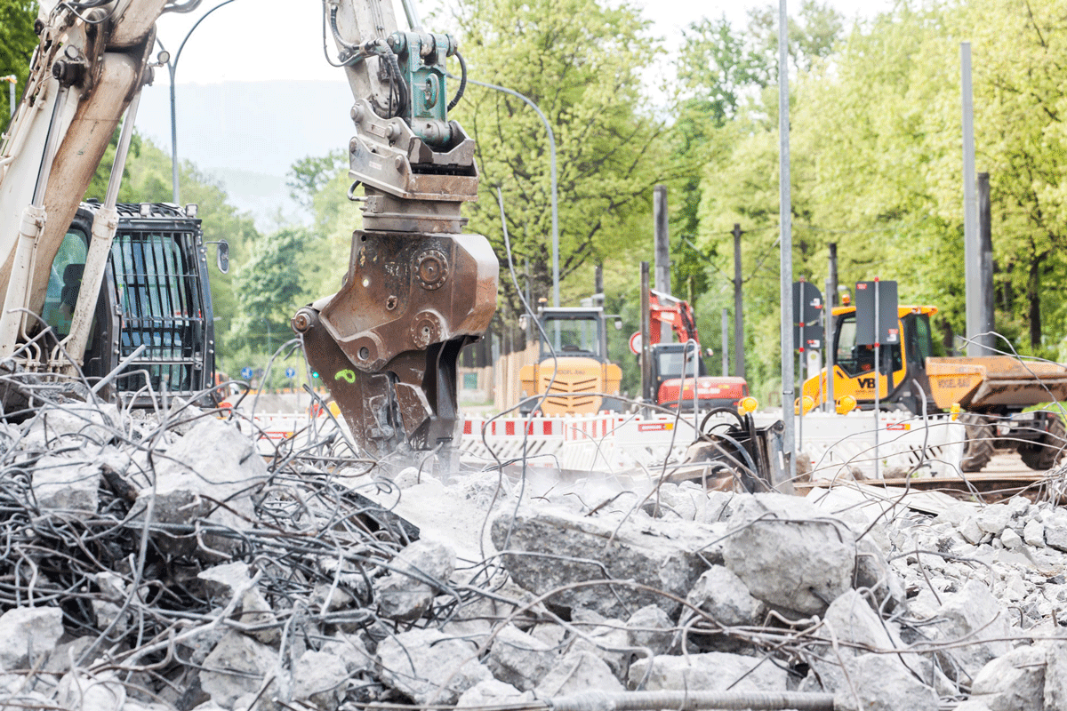Baustelle mit vielen Fahrzeugen und aufgebrochener Straße