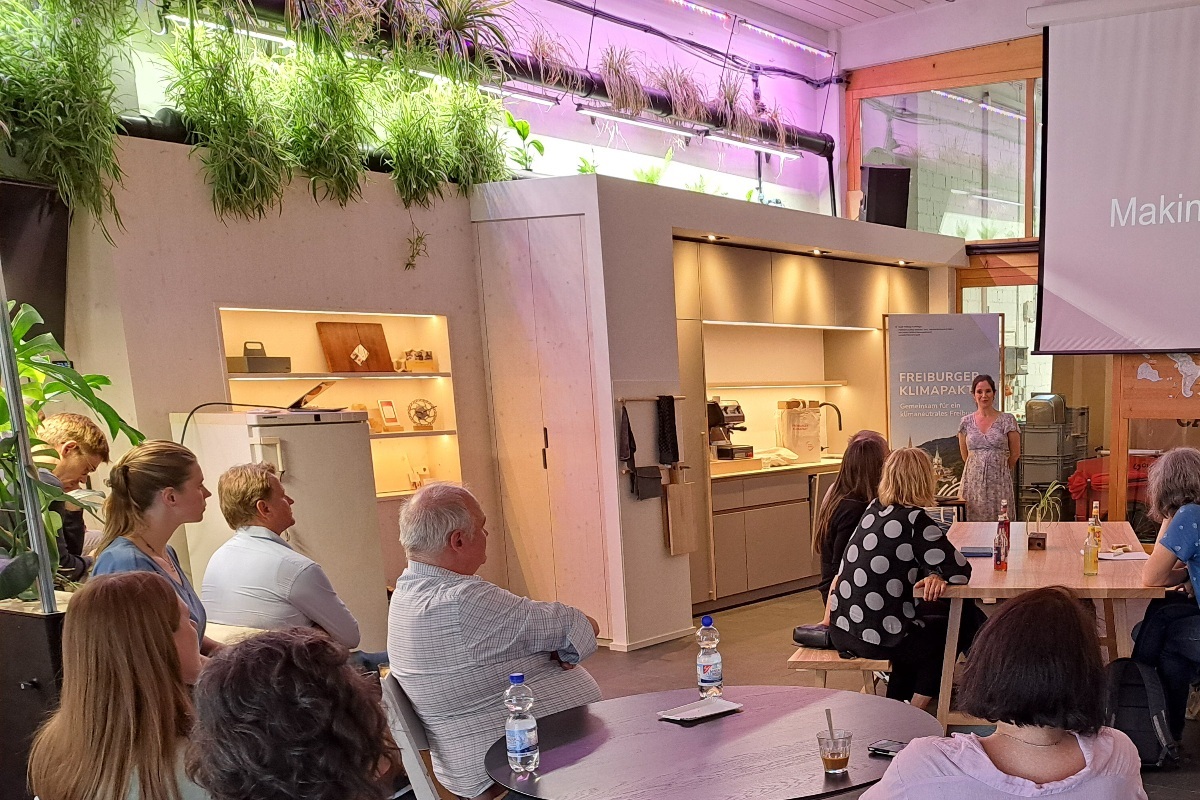 Eine Gruppe sitzender Menschen verfolgt den Vortrag