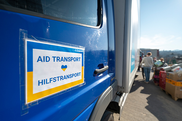 Führerhaus eine LKW mit Aufschrift "Hilfstransport"