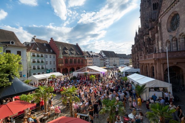 Feiernde Menschenmenge auf dem Freiburger Marktplatz