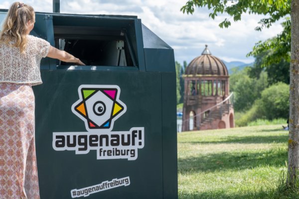 Unterirdische Müllbehälter in Wohnsiedlung