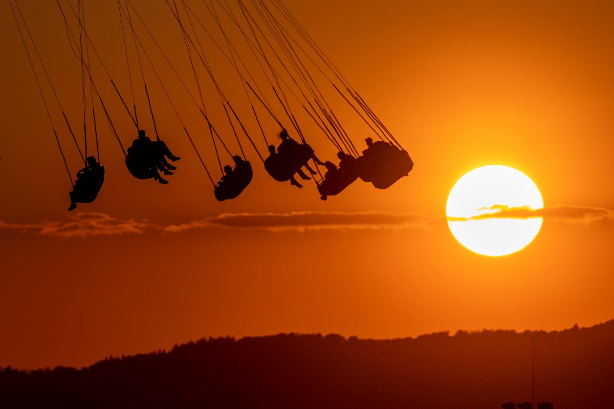 Kettenkaroussell bei Sonnenuntergang