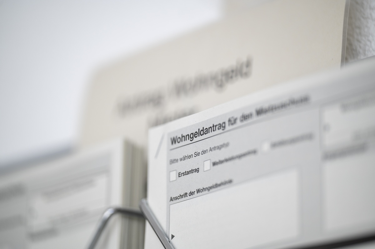 Ein Antrag für Wohngeld ist in einem Aktenordner abgeheftet.