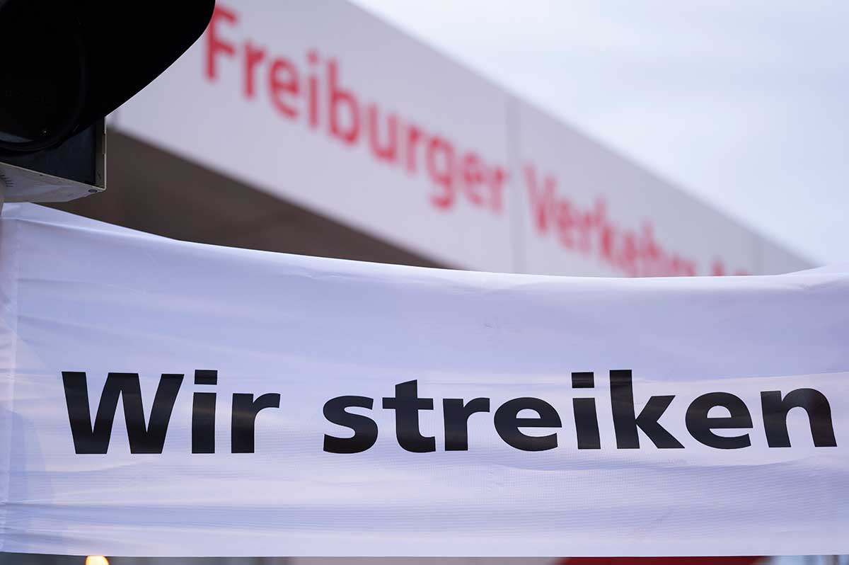 Banner "Wir streiken"