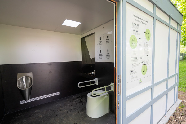 Öko-Toilette mit Halterungen zum leichteren Hinsetzen und Aufstehen