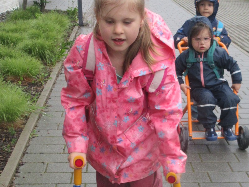 Die Kinder sind mit Gehhilfen und Rollstühlen unterwegs.