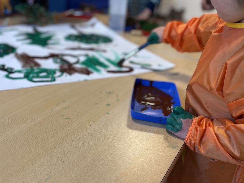 Da werden natürlich auch die Hände bunt. Da werden natürlich auch die Hände bunt.