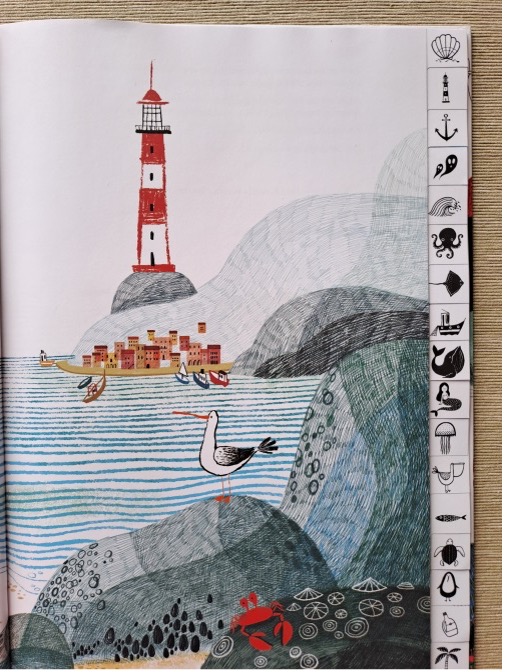 Eine Möwe sitzt auf einem Stein vor dem Meer. Im Hintergrund sieht man einen Leuchtturm.