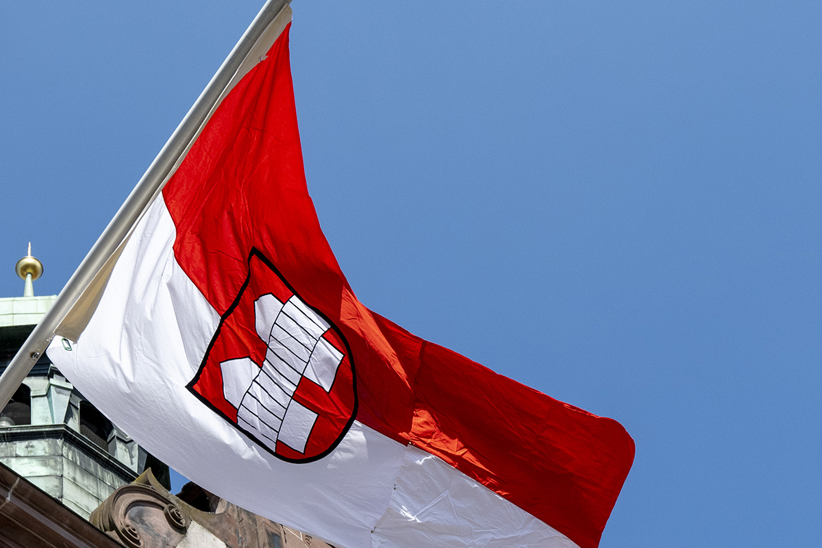 rot-weiße Innsbruck Flagge vor dem Freiburger Rathaus
