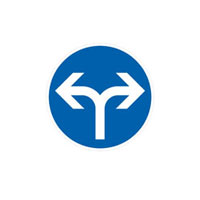 Blaues Schild mit Abbiegepfeilen nach rechts und links
