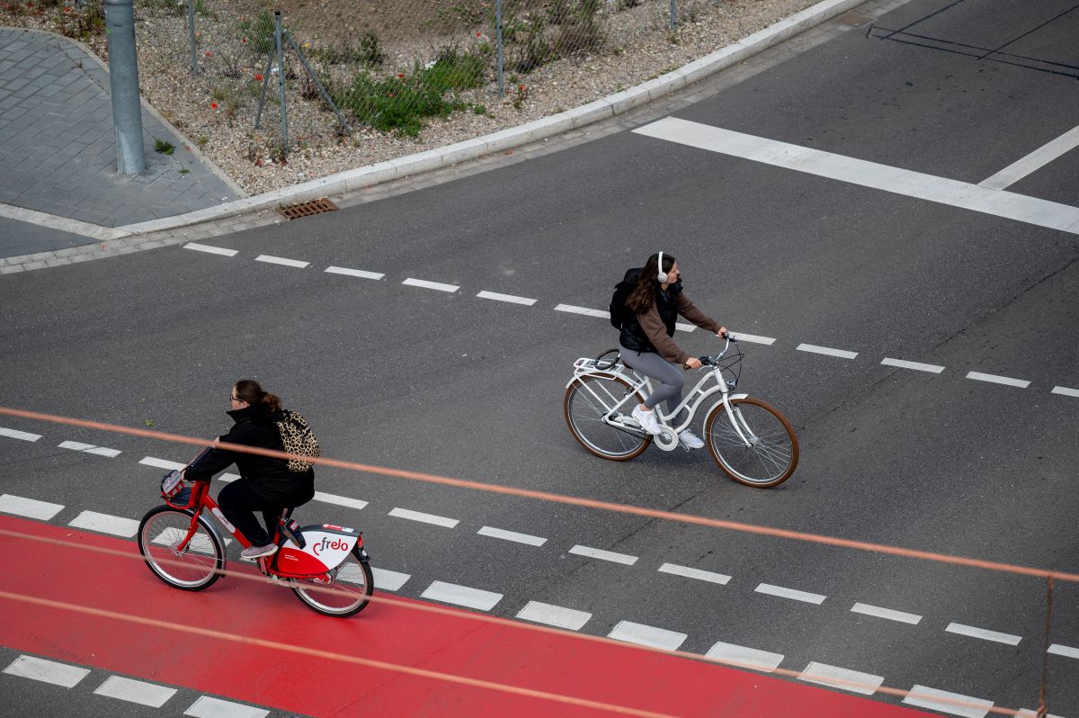 Zwei Fahrradfahrerinnen auf einem neu gestrichenen Fahrradweg