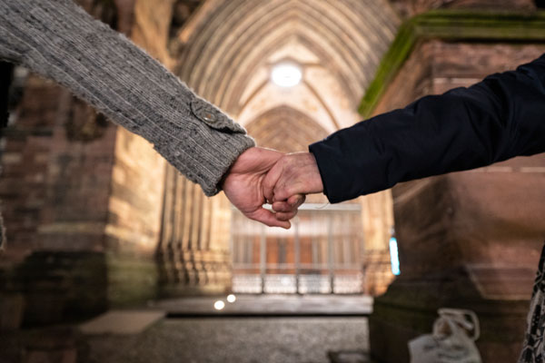 Zwei Hände halten sich fest