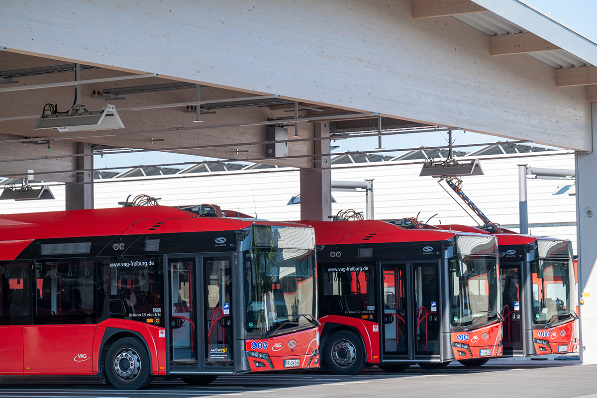 Drei rote E-Busse der VAG