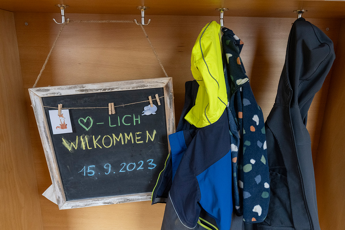 Garderobe mit Schild "Herzlich willkommen"