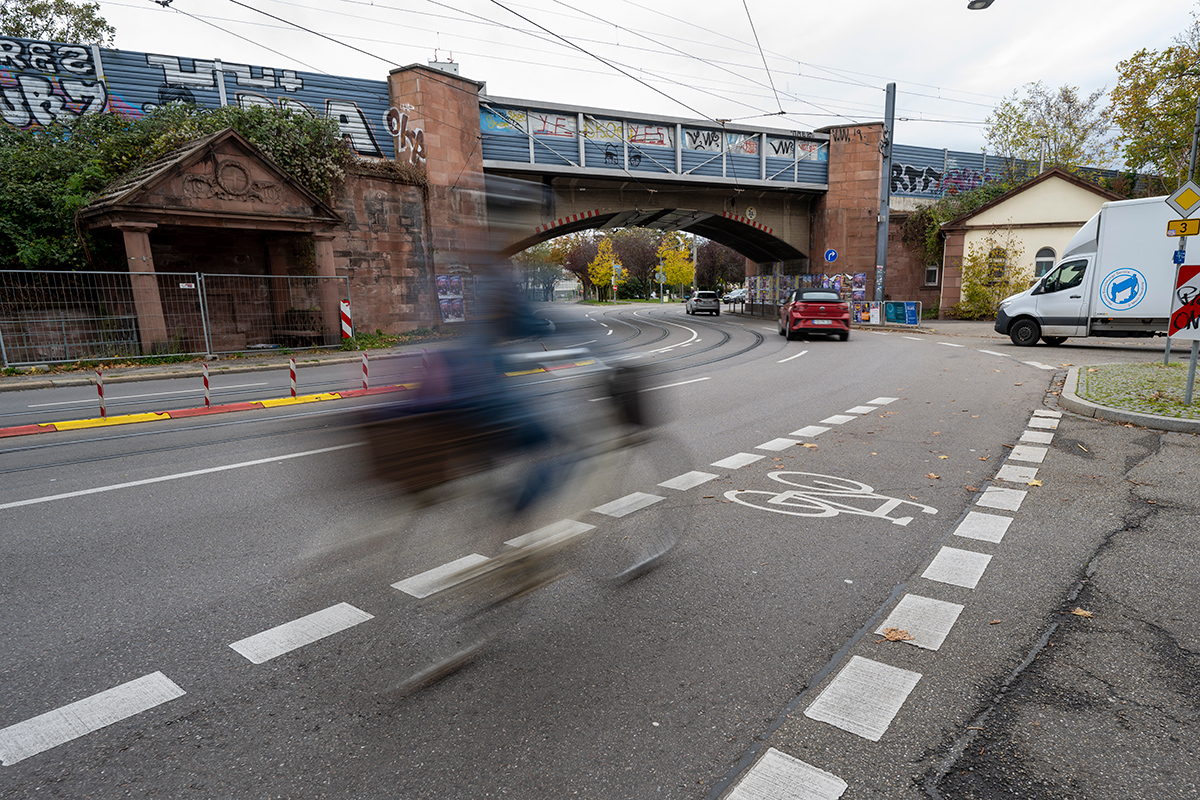 Ein Radler fährt auf die Bahnüberführung in der Zähringer Straße zu