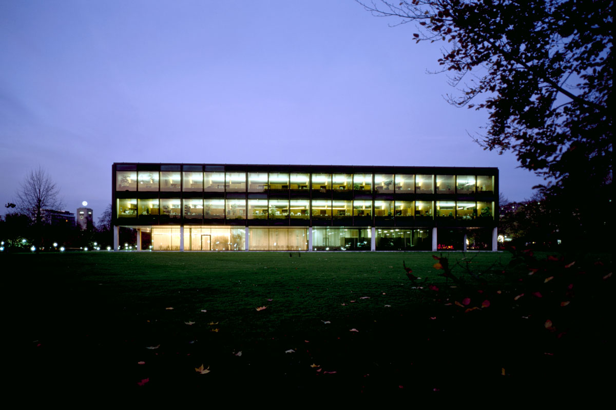 Langes flaches Gebäude mit Fensterfront - Landtag BaWü
