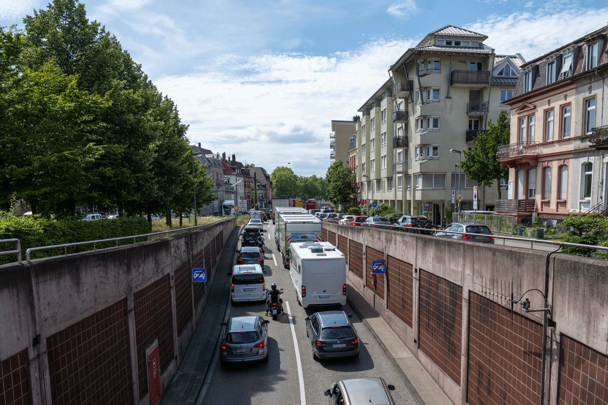 B31 Tunneausfahrt in Richtung Stadt Freiburg, viele Autos